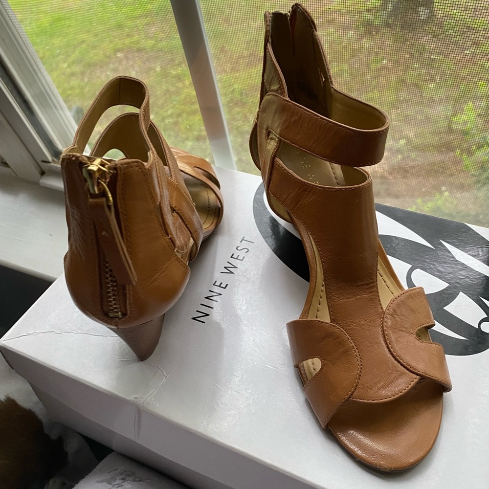 New in box size 7.5 shoes